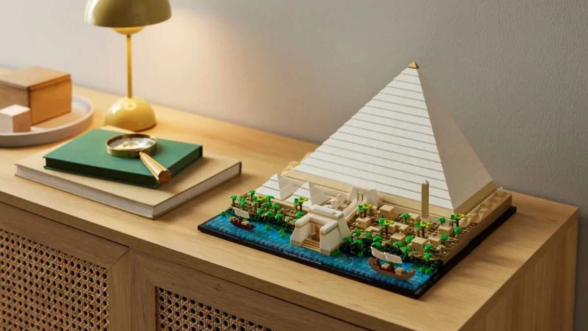 LEGO Architecture pyramid gifted to Egyptian Foreign Minister