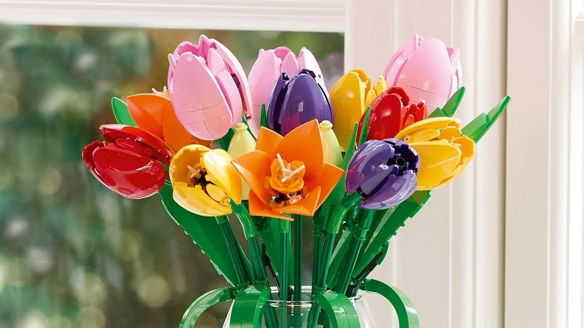 LEGO 11501 Tulip Bouquet is blooming with new pieces and recolours