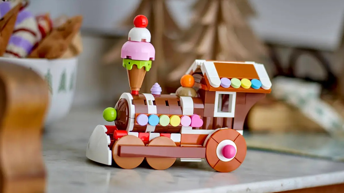 Last chance for LEGO Gingerbread Train GWP and Christmas delivery