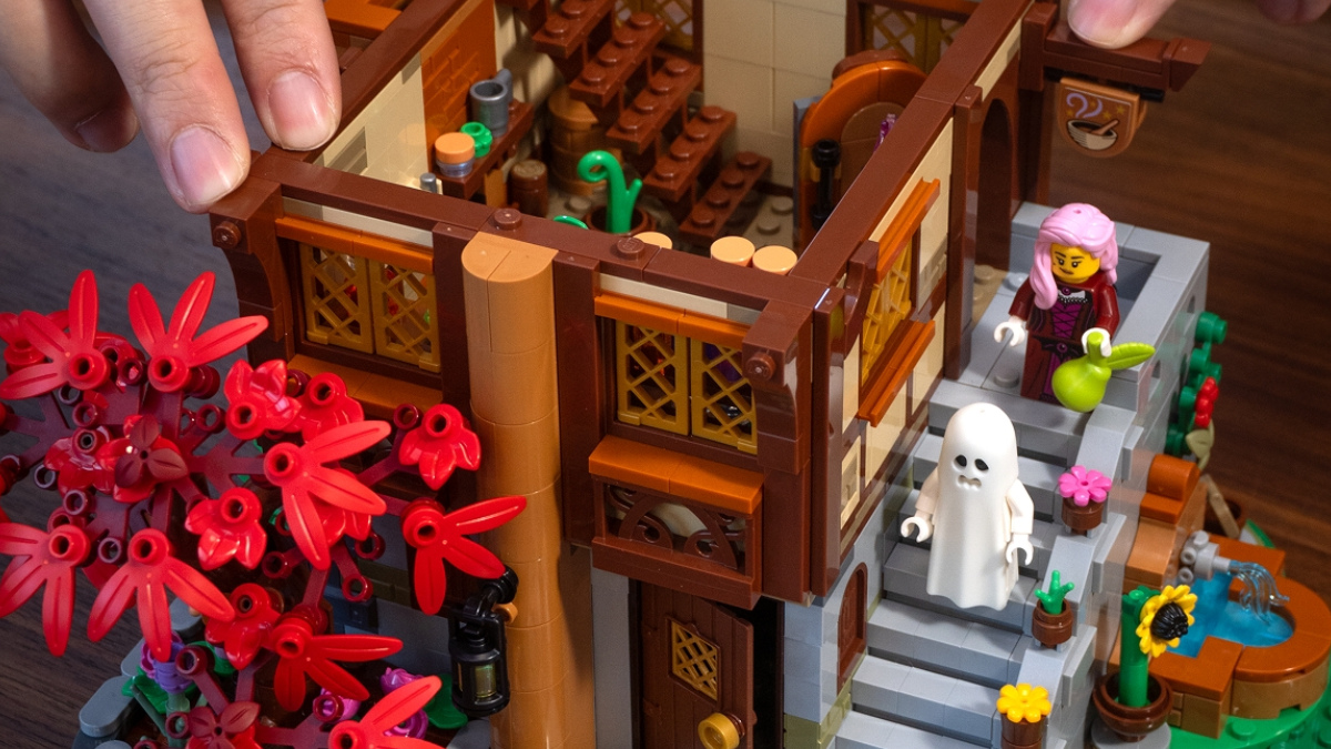 Take a look inside LEGO BrickLink Series 7 Alchemist’s Shop